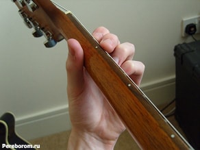 Как держать пальцы на грифе гитаре