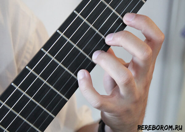 Как ставить пальцы левой руки на гитаре